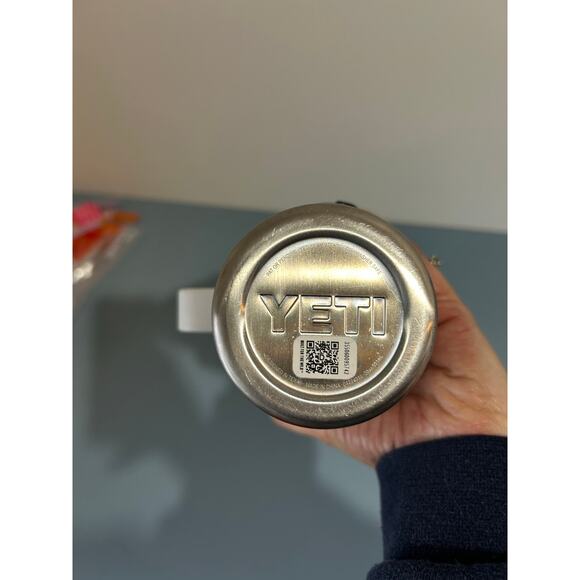 Yeti Rambler 20 oz with handle and strong hold lid white - stickers can come off - Picture 7 of 8